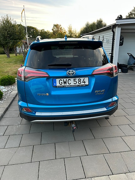 Toyota RAV4 4 of 11