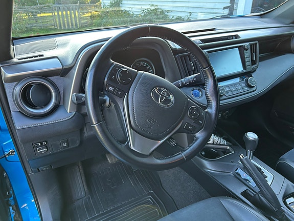 Toyota RAV4 7 of 11