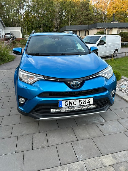 Toyota RAV4 2 of 11