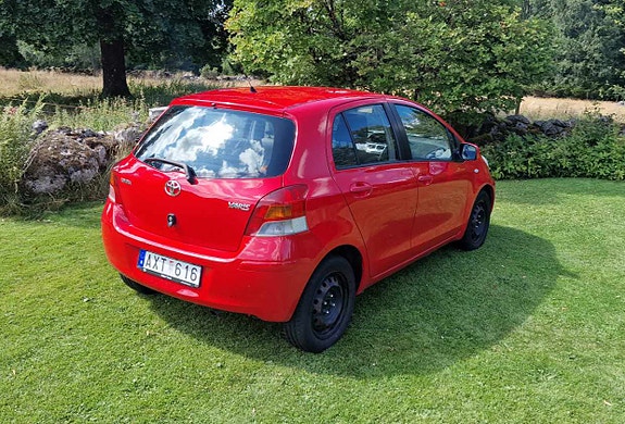 Toyota Yaris 2 of 3