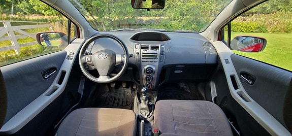 Toyota Yaris 3 of 3