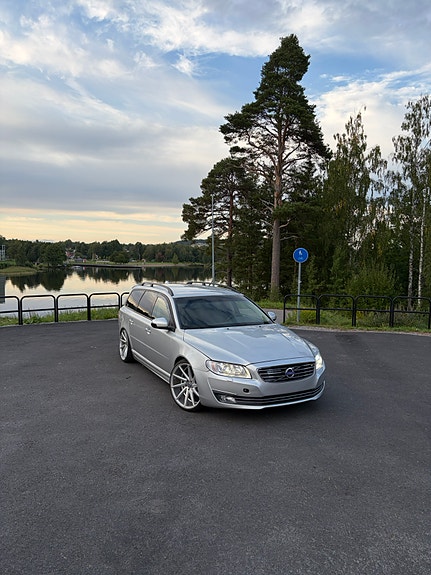 Volvo V70 2 of 8