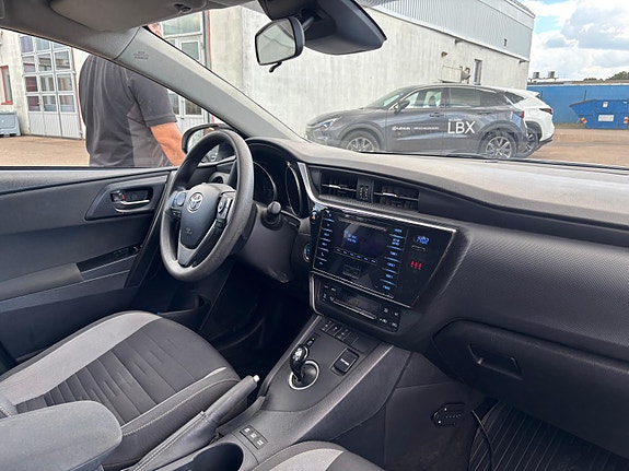 Toyota Auris 10 of 13