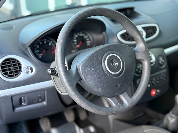Renault Clio 20 of 30