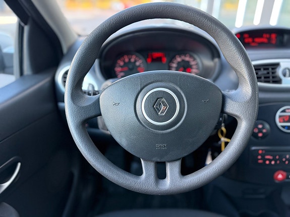 Renault Clio 21 of 30