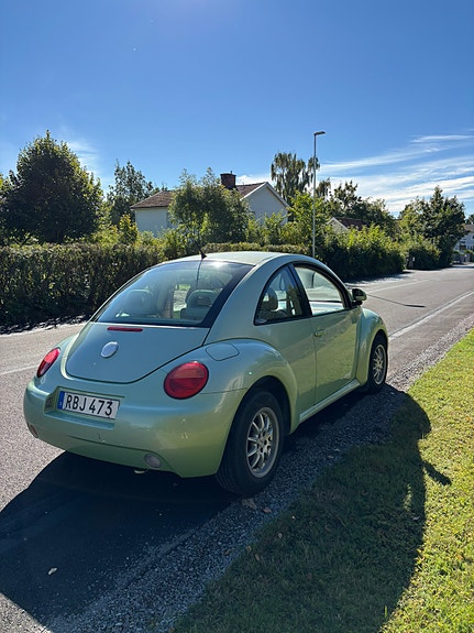 Volkswagen New Beetle 4 of 8