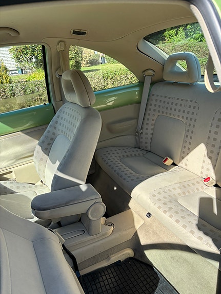 Volkswagen New Beetle 6 of 8