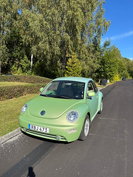 Volkswagen New Beetle 2 of 8