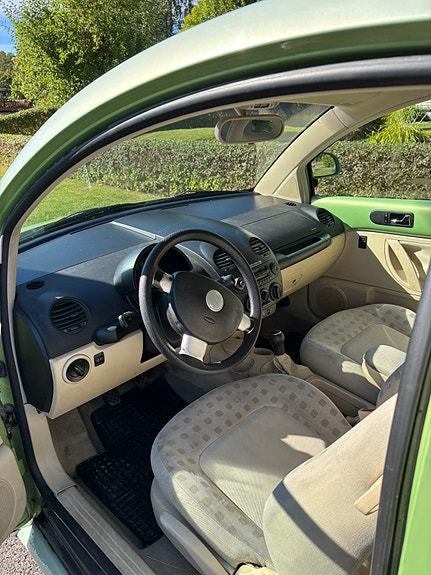 Volkswagen New Beetle 5 of 8