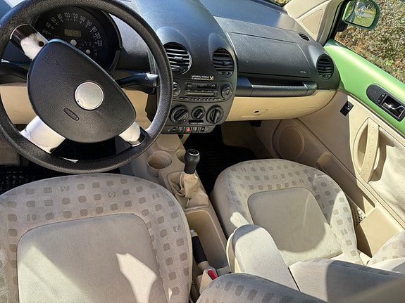 Volkswagen New Beetle 7 of 8
