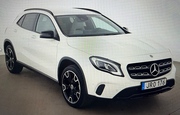 Mercedes-Benz GLA200 d 2 of 2