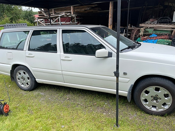 Volvo V70 3 of 5