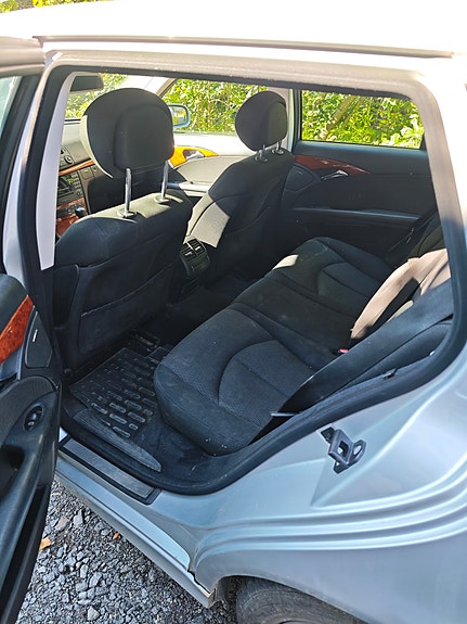 Mercedes-Benz E220 4 of 4