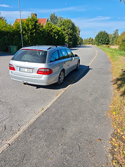 Mercedes-Benz E220 2 of 4