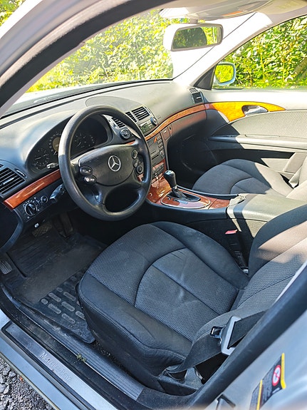 Mercedes-Benz E220 3 of 4