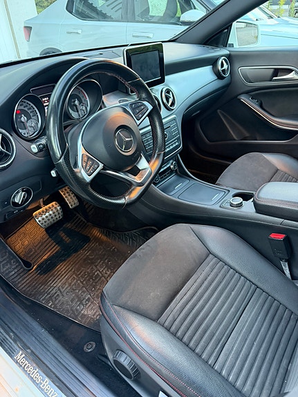 Mercedes-Benz CLA200 8 of 13