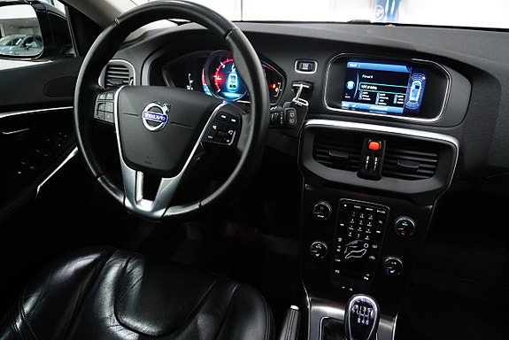 Volvo V40 12 of 18