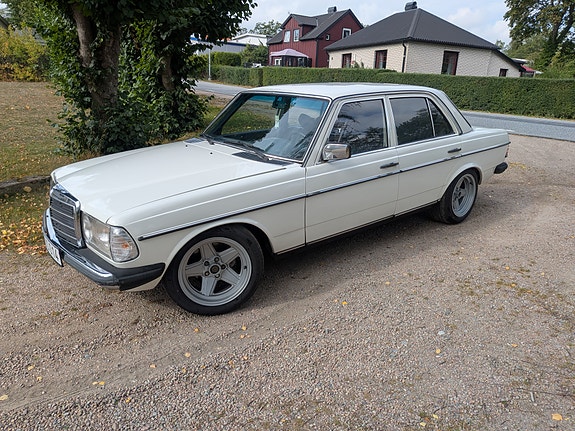 Mercedes-Benz 200 2 of 10