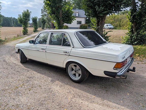 Mercedes-Benz 200 3 of 10