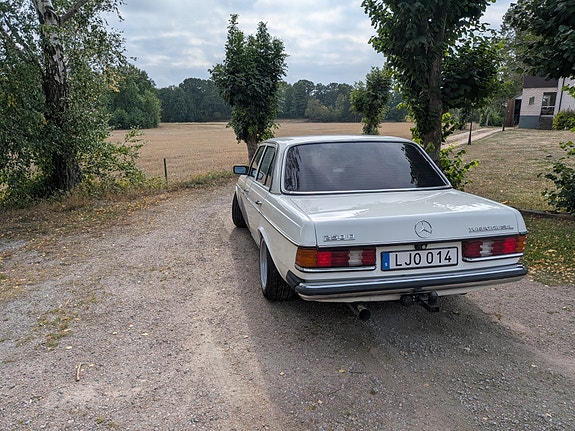 Mercedes-Benz 200 4 of 10