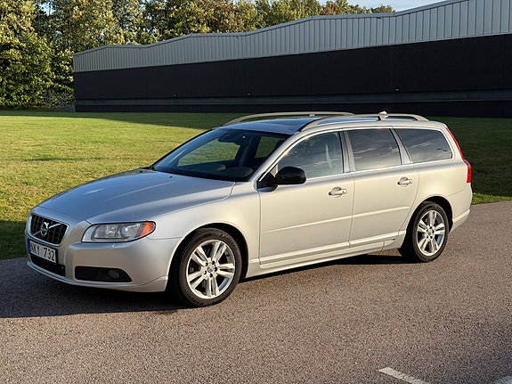 Volvo V70 2 of 12