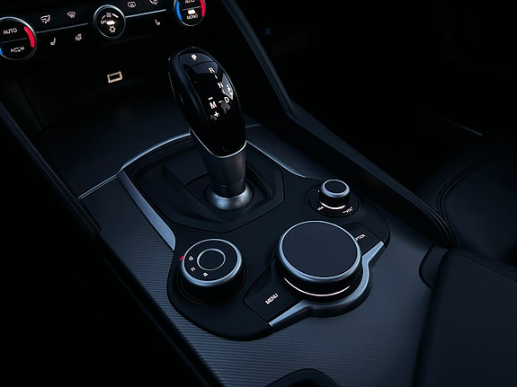 Alfa Romeo Giulia 18 of 26
