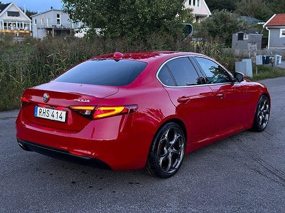 Alfa Romeo Giulia 2 of 26