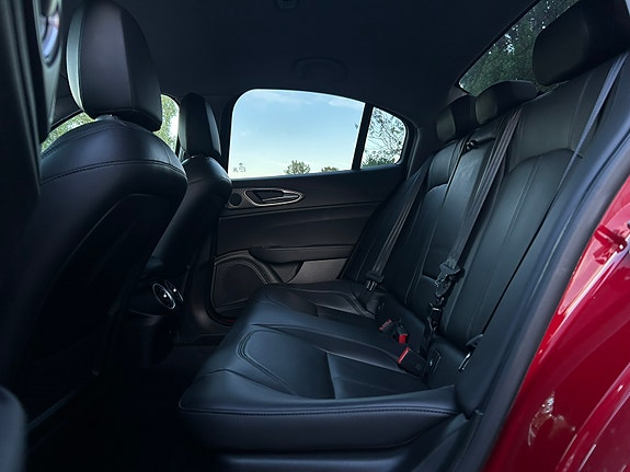 Alfa Romeo Giulia 6 of 26
