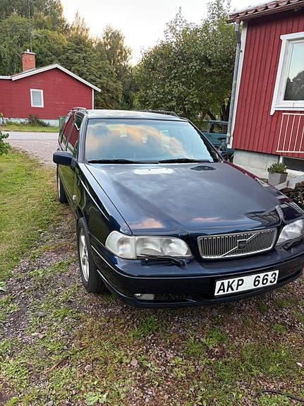 Volvo V70 3 of 11