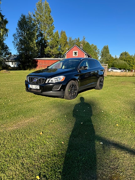 Volvo XC60 2 of 8