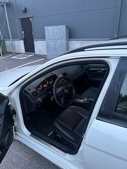 Mercedes-Benz C220 3 of 5