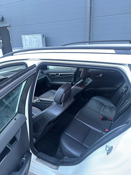 Mercedes-Benz C220 4 of 5