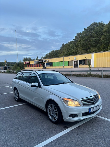 Mercedes-Benz C220 2 of 5