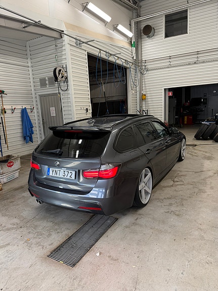 BMW 320d 3 of 5