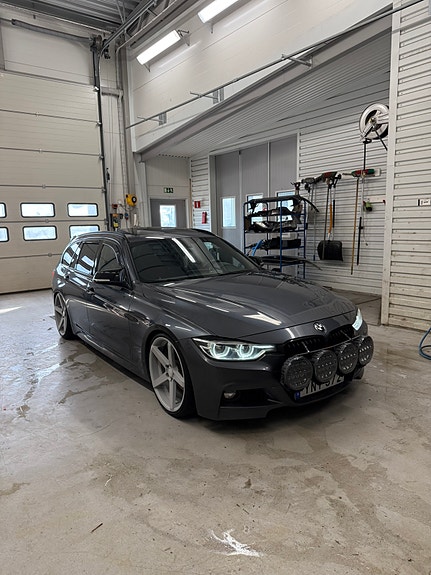 BMW 320d 2 of 5