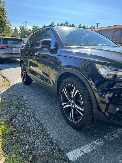 Volvo XC40 2 of 6