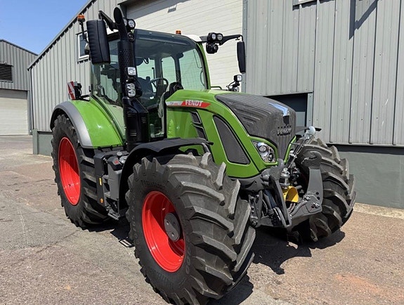 Fendt 724 2 of 9