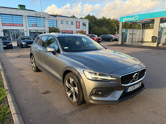 Volvo V60 Cross Country 2 of 7