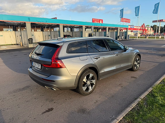 Volvo V60 Cross Country 3 of 7