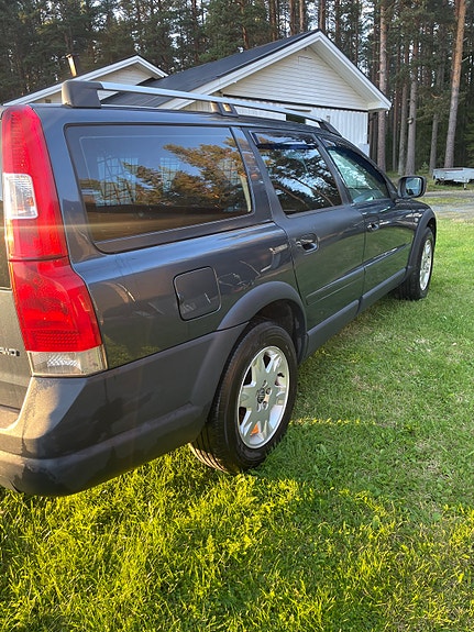 Volvo XC70 2 of 10