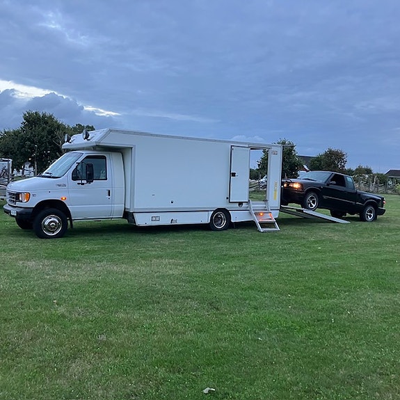 Ford F-450 2 of 12
