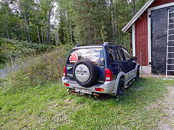 Suzuki Grand Vitara 2 of 3