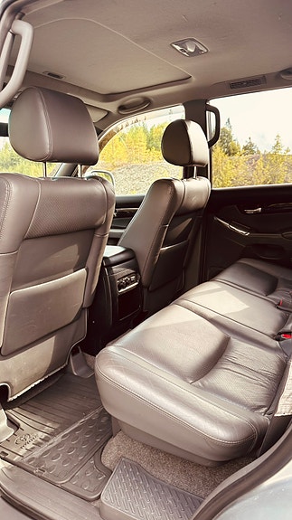 Toyota Land Cruiser 4 of 9