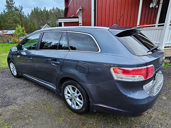 Toyota Avensis 2 of 6