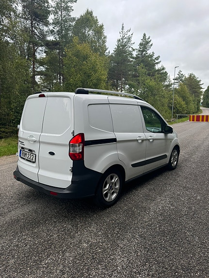 Ford Transit Courier 4 of 11