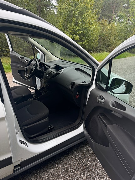 Ford Transit Courier 8 of 11