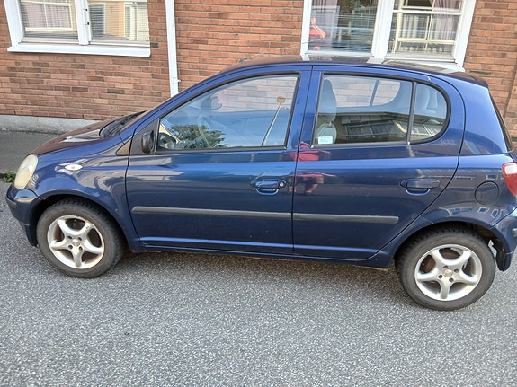 Toyota Yaris 4 of 5