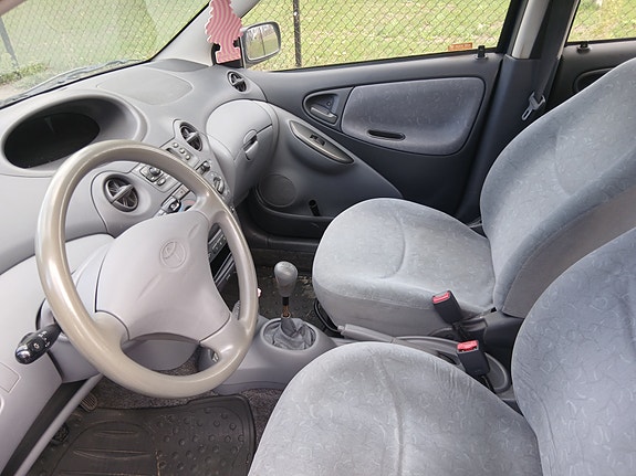 Toyota Yaris 2 of 5