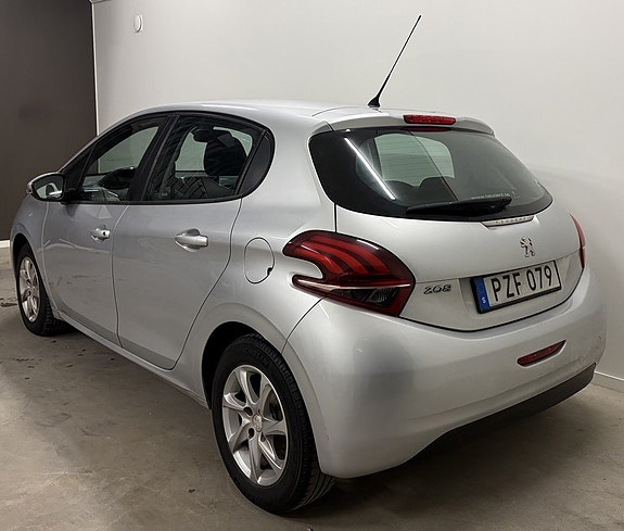 Peugeot 208 3 of 9