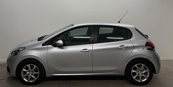 Peugeot 208 2 of 9